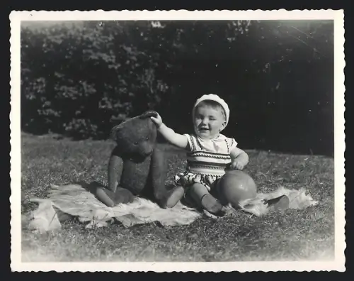 Fotografie Spielzeug, Baby spielt mit Teddy, Teddybär, Teddybear, Stoffbär & Ball