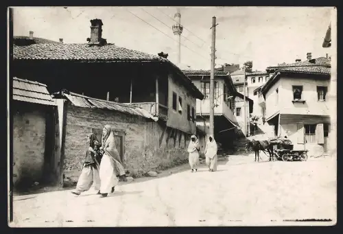 Fotografie Czechoslovakian Press, Ansicht Sarajevo / Jugoslawien, Strassenansicht mit verschleierten Frauen & Minarett