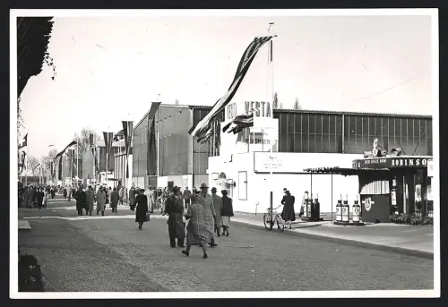 Fotografie Kurt Reimann, Frankfurt, Ansicht Frankfurt / Main, Int. Handels - Ausstellung, Blick entlang der Messehallen