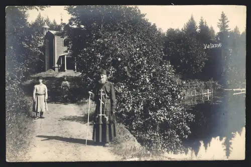 Fotografie unbekannter Fotograf, Ansicht Uusi Valamo / Finnland, Mönch / Geistlich vor dem Kloster