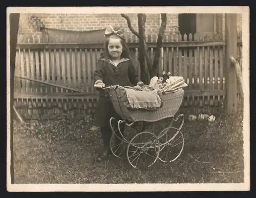 Fotografie Mädchen im Marine-Outfit mit Puppenwagen & Puppe, Doll, Dolly, Doll Pram