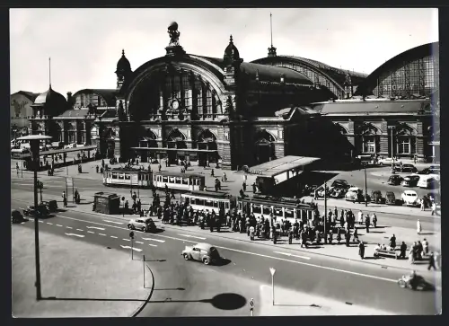 Fotografie unbekannter Fotograf, Ansicht Frankfurt / Main, Kiosk & Strassenbahn vor dem Hauptbahnhof