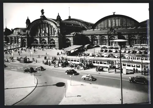 Fotografie unbekannter Fotograf, Ansicht Frankfurt / Main, Kiosk und Strassenbahn vor dem Hauptbahnhof