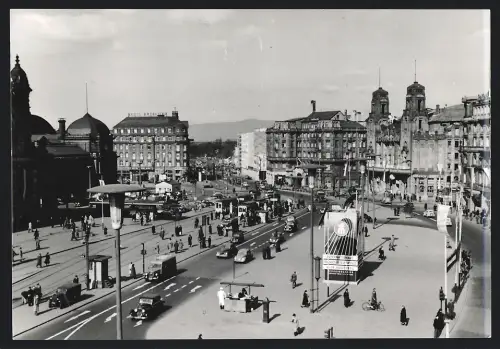Fotografie Kurt Reimann, Frankfurt, Ansicht Frankfurt / Main, Platz vor dem Hauptbahnhof mit Messe-Reklame 1952