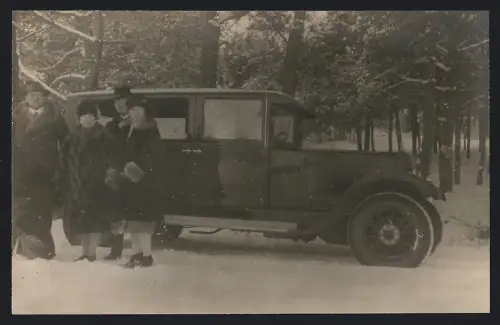 Fotografie Auto Limousine, wohlhabende Familie mit Pelzmänteln & Luxus-PKW auf verschneiter Strasse