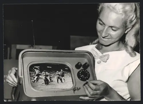 Fotografie Funkaustellung-Paris, Blondine zeigt auf portabelen TV-Gerät Szene eines Fussballspiel's