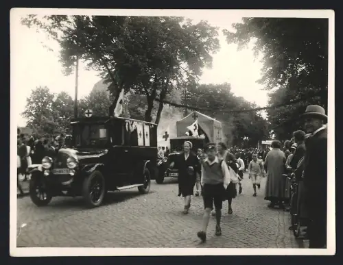 Fotografie unbekannter Fotograf, Ansicht Oranienburg, Deutsches Rotes Kreuz Ambulanz-Auto und Lastwagen bei Parade