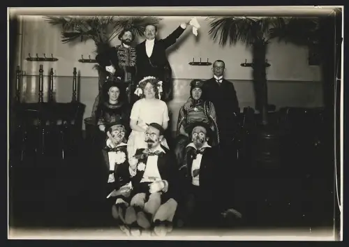 Fotografie Wladiwostok 1913, Russische & Deutsche Zirkus / Circus Schausteller, Clown's feiern gemeinsam