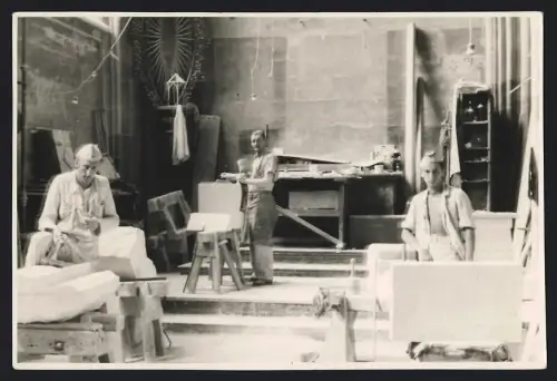 Fotografie unbekannter Fotograf, Ansicht Wien, Steinmetze beim Wiederaufbau des Stephandom's 1948