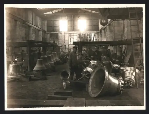 Fotografie unbekannter Fotograf, Ansicht Sinn / Hessen, Glockengiesserei Rincker, Blick in die Produktion 1925