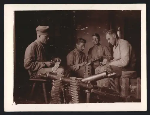 Fotografie Ansicht Munster, Munsterlager 1929, Reichswehr-Soldaten bestücken Maschinengewehr-Patronengurte