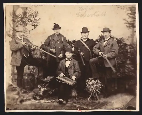 Fotografie Jagdgesellschaft Griesstätt / Oberbayern, Jäger mit Gewehr & Musiker mit Zither