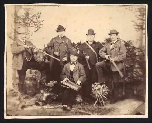 Fotografie Jagdgesellschaft Griesstätt / Oberbayern, Jäger mit Gewehr und Musiker mit Zither