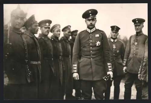 Fotografie 1.WK, Prinz August-Wilhelm von Preussen in Garde-Uniform mit EKII Ordenband & Medaille
