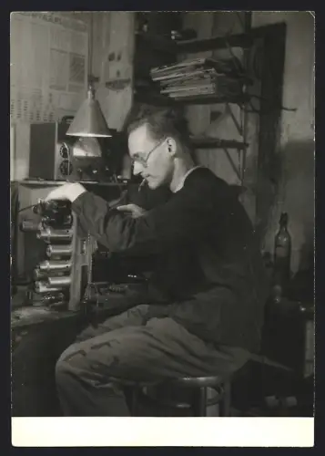 Fotografie Ansicht Saint-Gilles-Croix-de-Vie, Kriegsgefangener POW repariert Transistor-Radio 1946