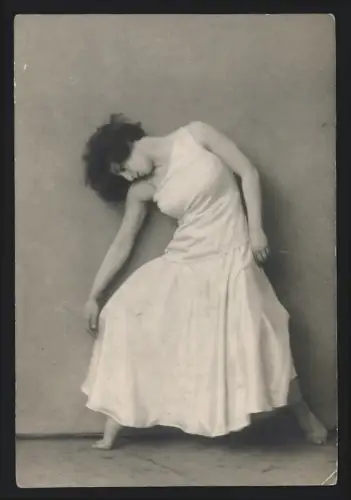 Fotografie Ausdruckstanz, hübsche Brünette Frau Gertrude im weissen Kleid tanzt Barfuss