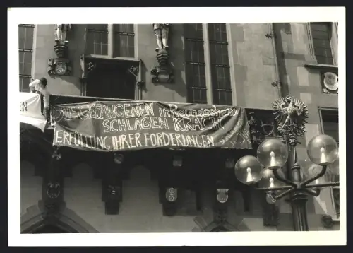 Fotografie Ansicht Frankfurt / Main, Protestbanner am Rathaus für Gefängnisinsassen JVA Preungesheim nach Revolte