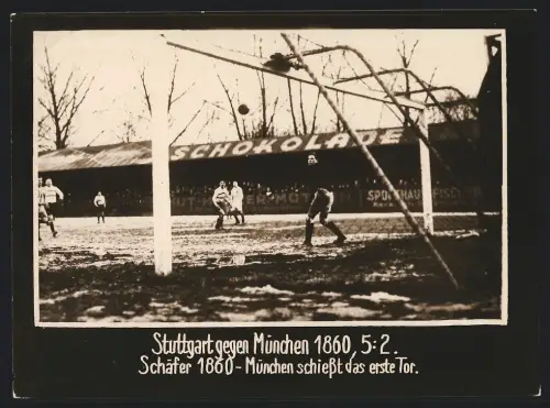Fotografie Ansicht Stuttgart, Fussballspiel VfB Stuttgart vs. 1860 München 5 : 2, Schäfer erzielt das 0 : 1 für 1860