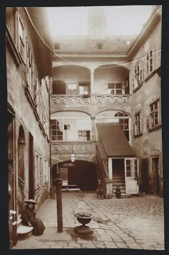 Fotografie Reinhold Entzmann, Wien, Ansicht Wien, St. Ulrichsplatz 2, Hofansicht um 1907