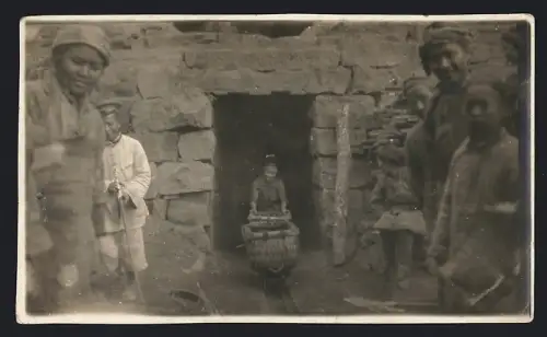 Fotografie Ansicht China, Bergwerk / Bergleute werden bei der Arbeit vom Militär überwacht, Chinesischer Kumpel mit Lore