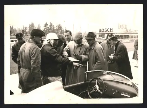 Fotografie Ansicht Nürburg, Auto Porsche 718 RS 61 Spyder, Rennfahrer Stirling Moss & Ingenieure am Nürburgring