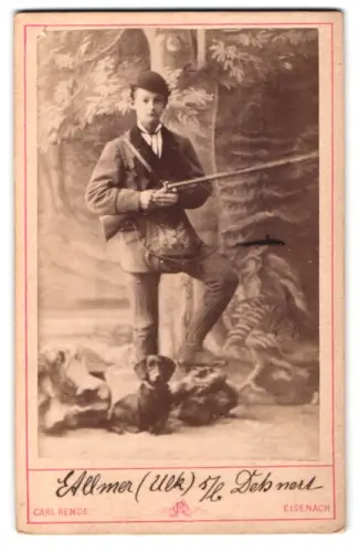 Fotografie Junger Jäger mit Gewehr und sein treuer Dackel vor einer Kulisse