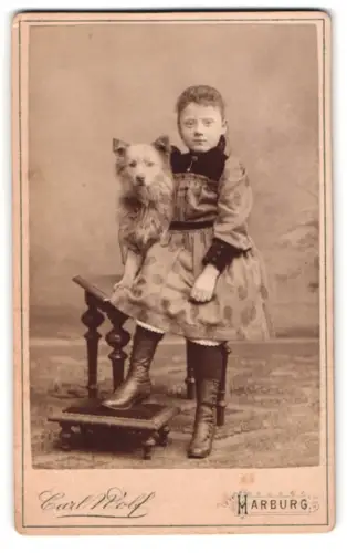 Fotografie Carl Wolf, Harburg, Junges Mädchen mit einem niedlichen Spitz