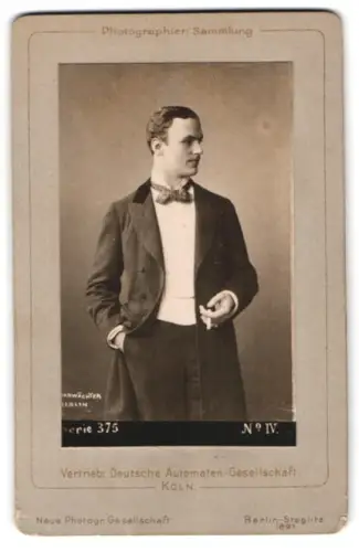Fotografie Deutsche Automaten-Gesellschaft, Köln, Eleganter Herr mit Zigarette, Automatenphoto