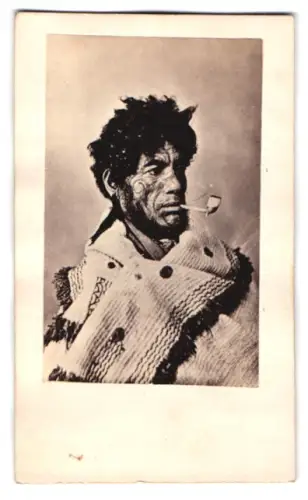 Fotografie Maori Chief, Häuptling Te Iriaha mit charakteristischer Gesichtstätowierung und Pfeife