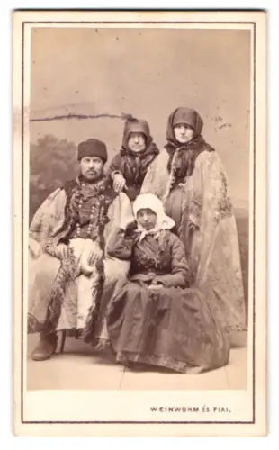 Fotografie Weinwurm és Fiai, Pesten, Károly utzcza 2. sz., Ungarischer Hirte mit seiner Familie
