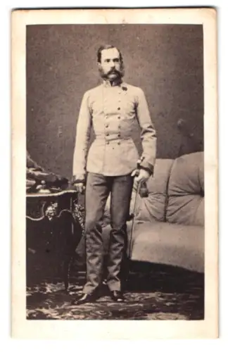 Fotografie Portrait vom jungen Kaiser Franz Joseph I. von Österreich in Uniform