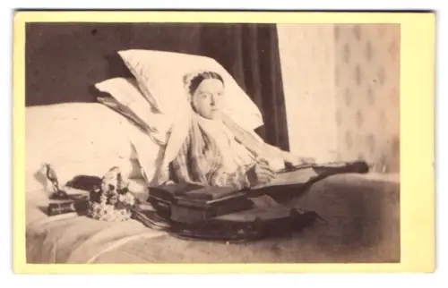 Fotografie Portrait der britischen Krankenschwester und Gesundheitsreformerin Florence Nightingale im Bett