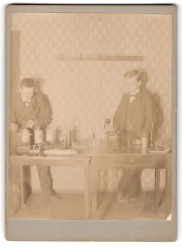 Fotografie unbekannter Fotograf und Ort, Elektronischer Versuchsaufbau