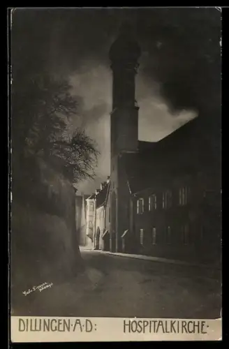 AK Dillingen a. D., Hospitalkirche mit Strassenpartie bei Nacht