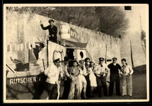 Foto-AK Dillingen /Donau, Faschings-Festzug an der Schlossmauer