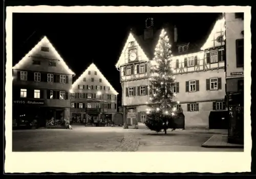 Foto-AK Bad Urach, Marktplatz mit Tannenbaum bei Nacht