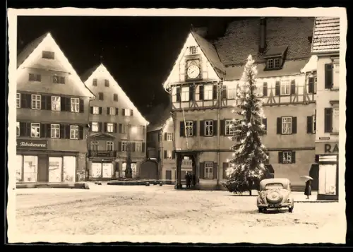 Foto-AK Bad Urach, Marktplatz mit Tannenbaum bei Nacht