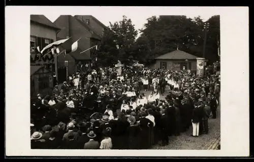 Foto-AK Frankfurt-Sindlingen, Festumzug 1925 mit Kruzifix, Menschenmenge und geschmückten Häusern, Pavillon
