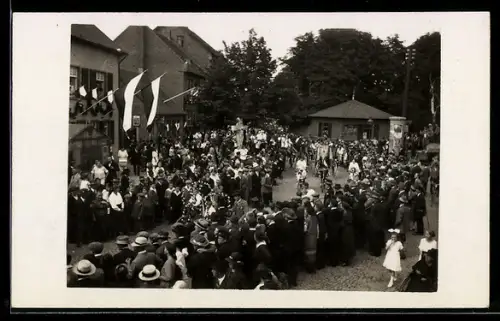 Foto-AK Frankfurt-Sindlingen, Festumzug 1925 mit Kruzifix, Menschenmenge, geschmückte Häuser, Pavillon
