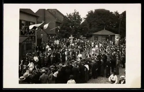 Foto-AK Frankfurt-Sindlingen, Festumzug 1925 mit Kruzifix, geschmückte Häuser, Pavillon, Menschenmenge