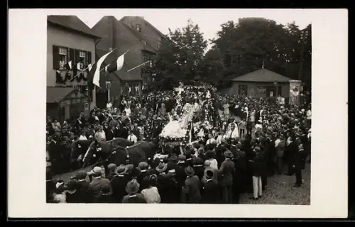 Foto-AK Frankfurt-Sindlingen, Festumzug 1925 mit geschmückter Kutsche und Menschenmenge, Haus mit Fahnen, Pavillon
