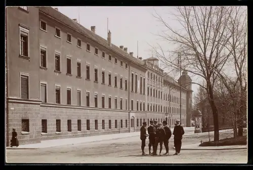 Foto-AK Kempten, Residenz, Strassenszene mit Passanten, Litfasssäule
