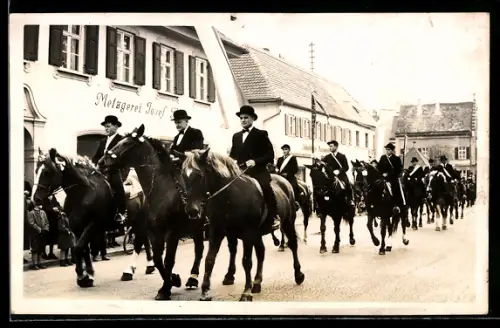Foto-AK Dillingen a. D., Fronleichnam, Reiter-Strassenumzug vor Metzgerei