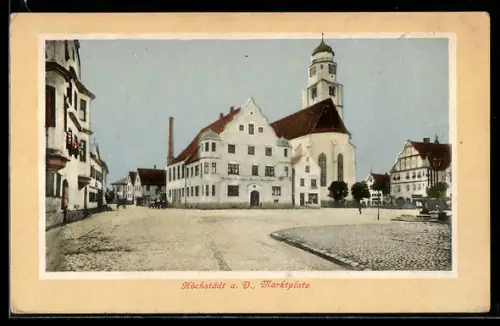 AK Höchstädt a. D., Marktplatz mit Kirche, Brunnen u. Fabrikschlot, Panorama