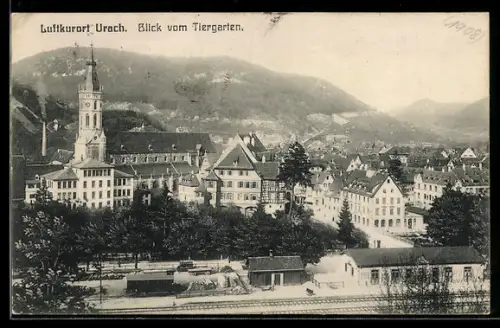 AK Urach, Stadtansicht vom Tiergarten mit Bahnhof