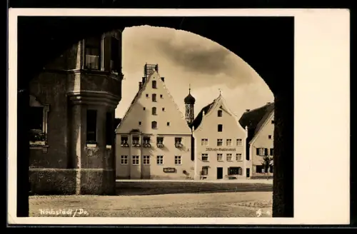 AK Höchstädt /Do., Am Marktplatz, Ortspartie mit Turm und Baugerüst, durch einen Torbogen gesehen