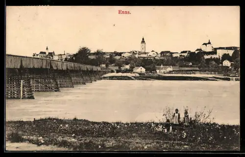 AK Enns, Holzbrücke über den Fluss, Stadtpanorama mit Kirche und Schloss