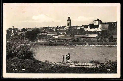 AK Enns /O. Ö., Panorama mit Kirche und Flussufer