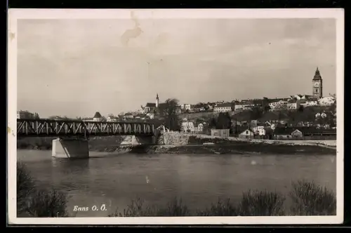 AK Enns /Ob. Ö., Ortspanorama mit Brücke und Kirchturm