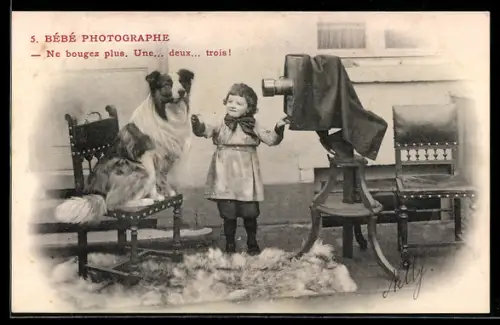 AK Kleiner Fotograf will ein Porträt seines Hundes machen, Fotoapparat